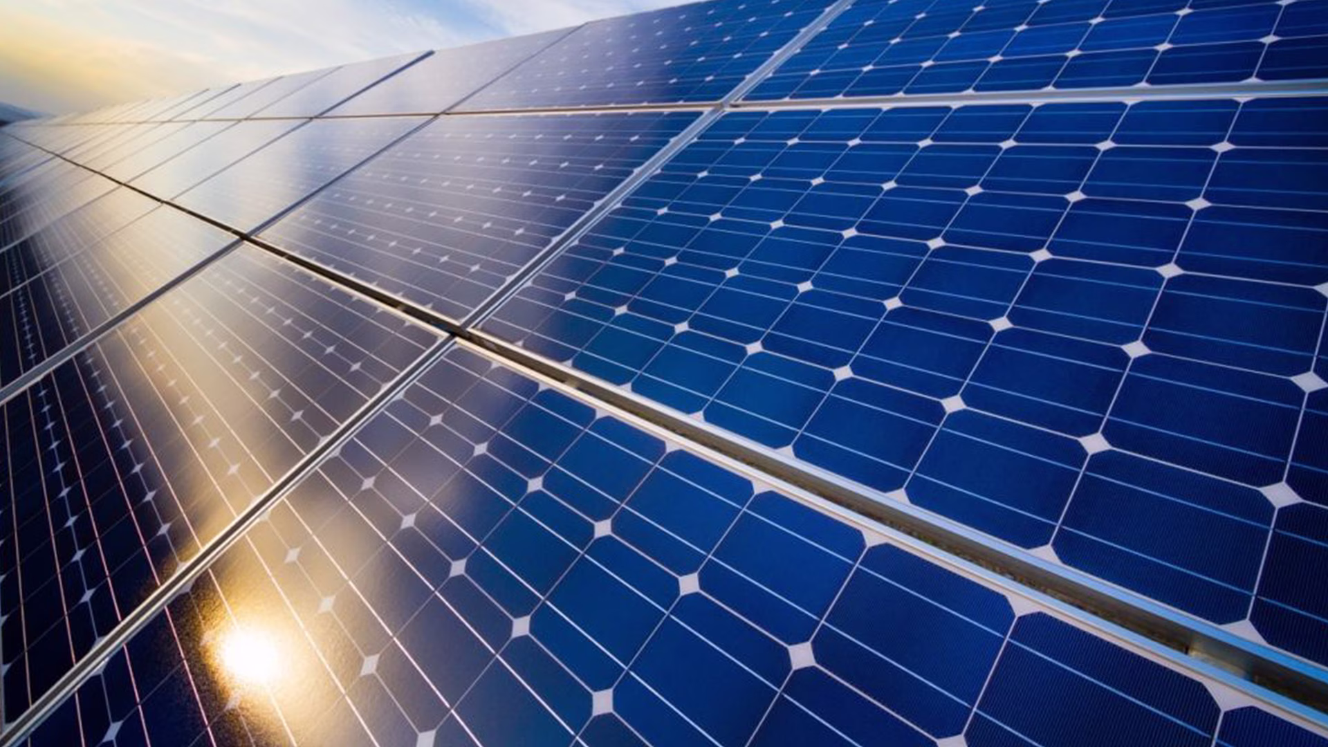 Zonnepanelen met zonnestralen die op blauwe fotovoltaïsche cellen schijnen