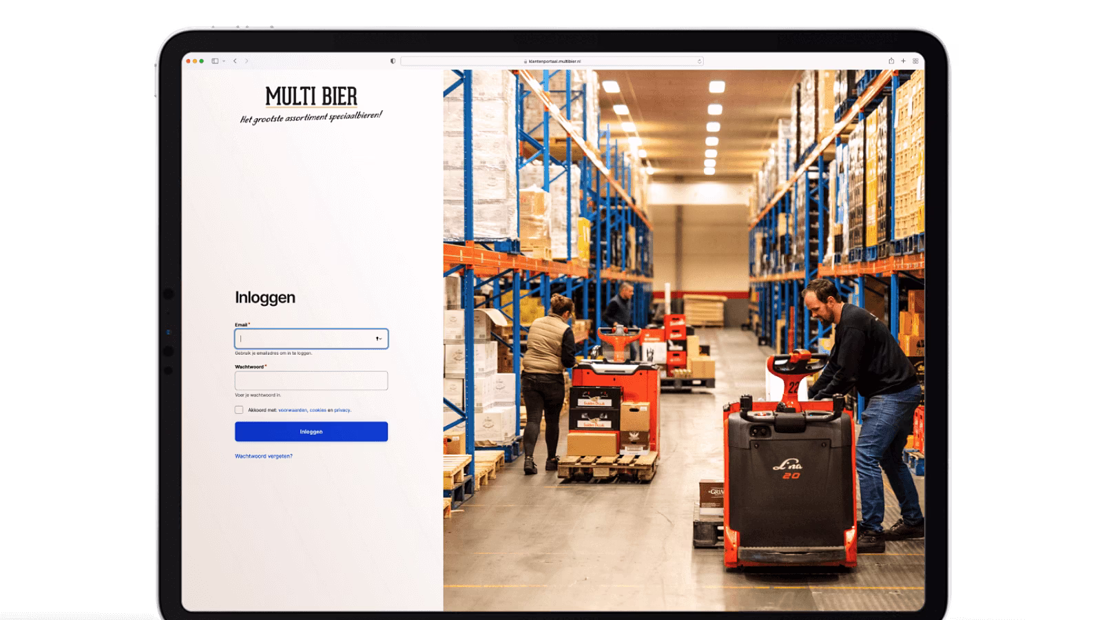 Tablet toont inlogscherm met magazijnfoto op achtergrond waar medewerkers met pallets werken