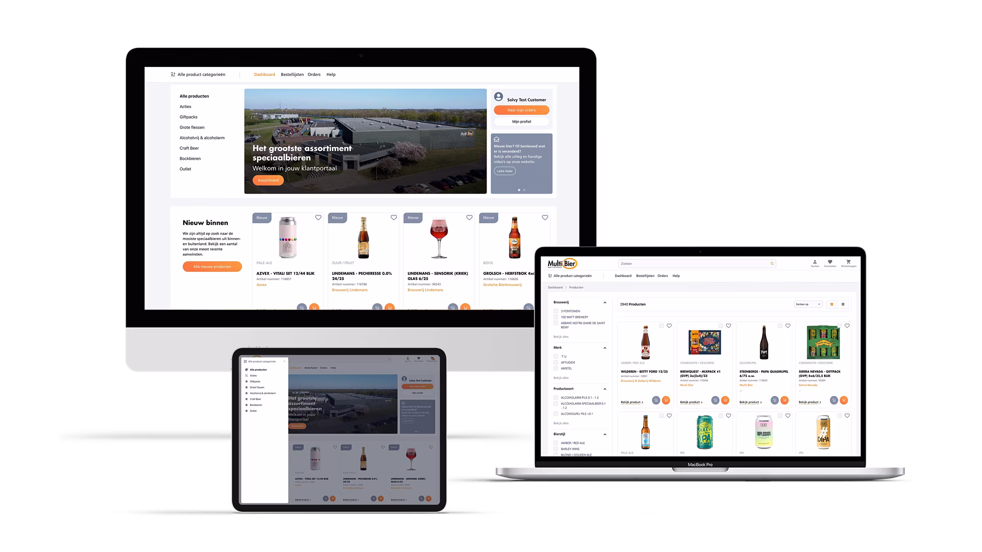 Drie apparaten tonen responsieve webdesign op monitor, tablet en smartphone