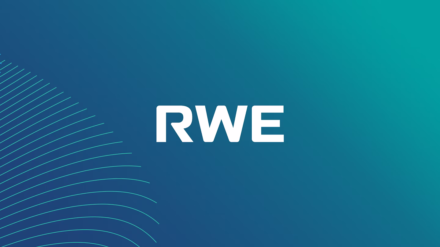 Wit RWE-logo op blauwe en groene achtergrond met golfpatroon