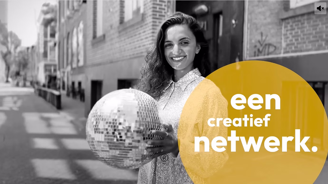Vrouw met glitterbal op straat, met oranje cirkel met tekst "een creatief netwerk."