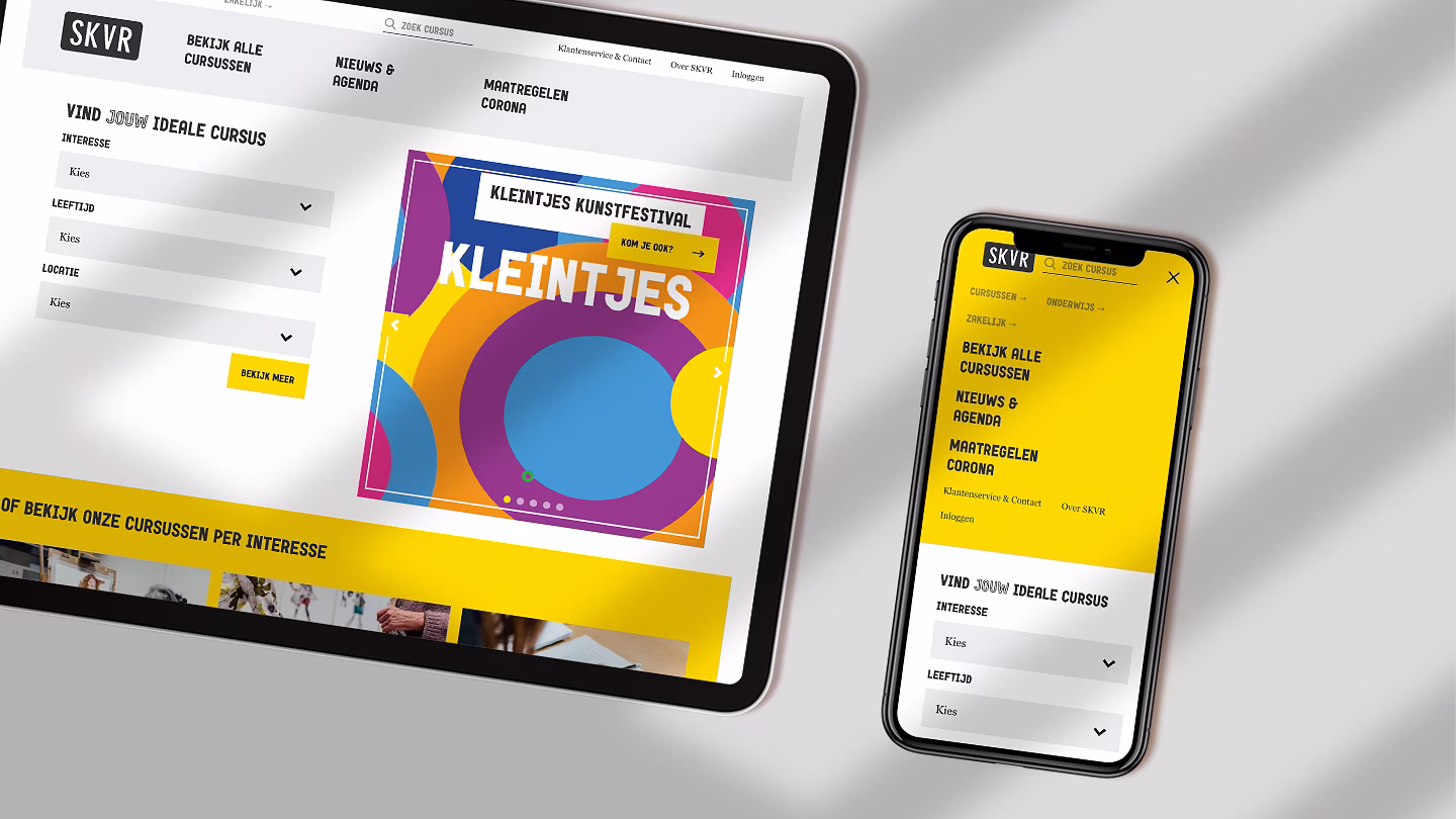 Tablet en smartphone tonen kleurrijke grafieken en gegevens op hun schermen