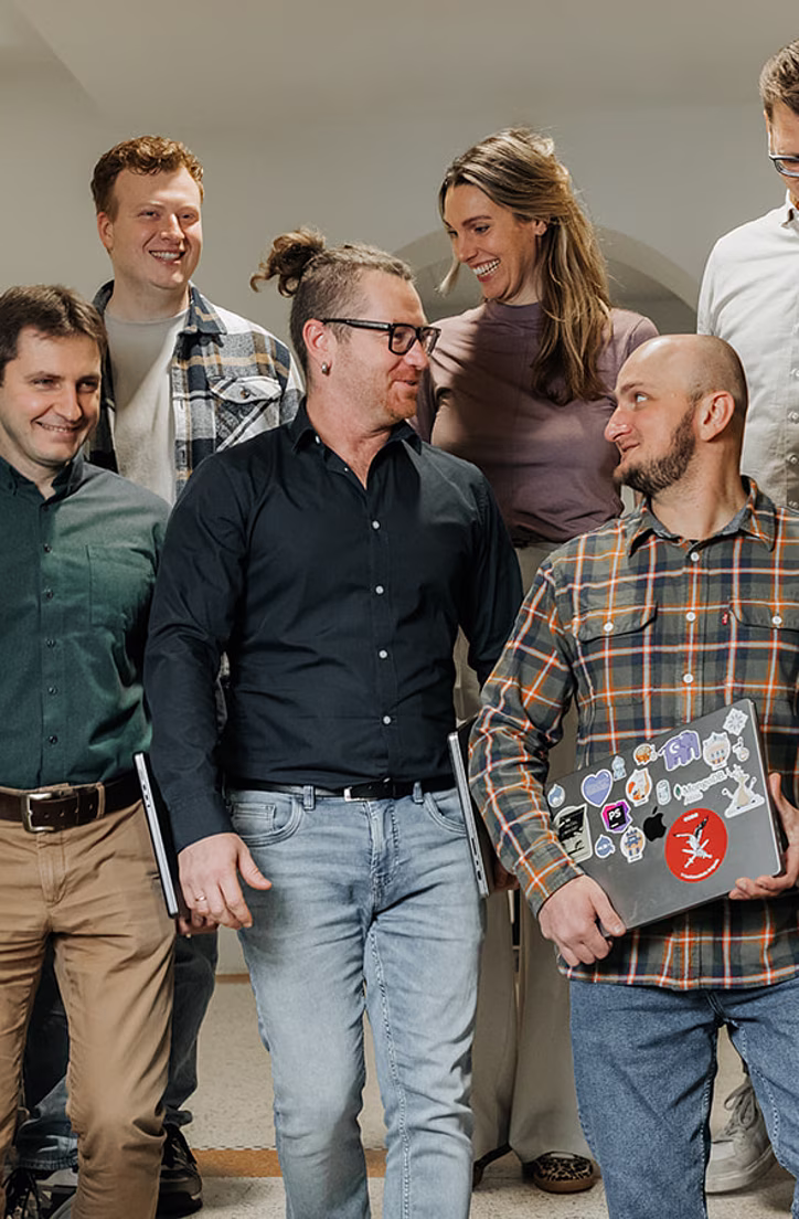 Groep van zes jongeren staat op een trap in een gebouw